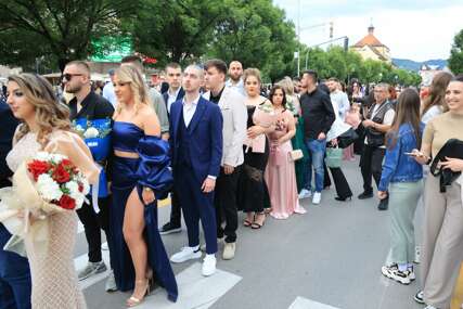 (VIDEO, FOTO) S blistavim osmijehom i suzom u oku: I večeras se MLADOST okupila u centru Banjaluke, počela je još jedna MATURSKA ČAROLIJA