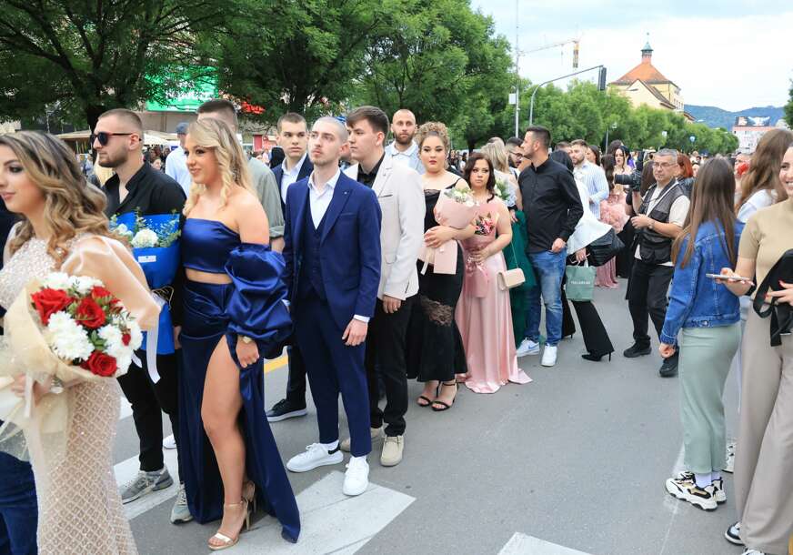 (VIDEO, FOTO) S blistavim osmijehom i suzom u oku: I večeras se MLADOST okupila u centru Banjaluke, počela je još jedna MATURSKA ČAROLIJA