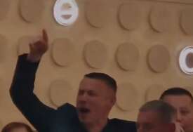(VIDEO, FOTO) FIGURA NENADA NEŠIĆA I 3 PRSTA Pogledajte kakvu je tortu dobio lider DNS na proslavi izlaska iz pritvora, na njoj ispisana i posebna poruka