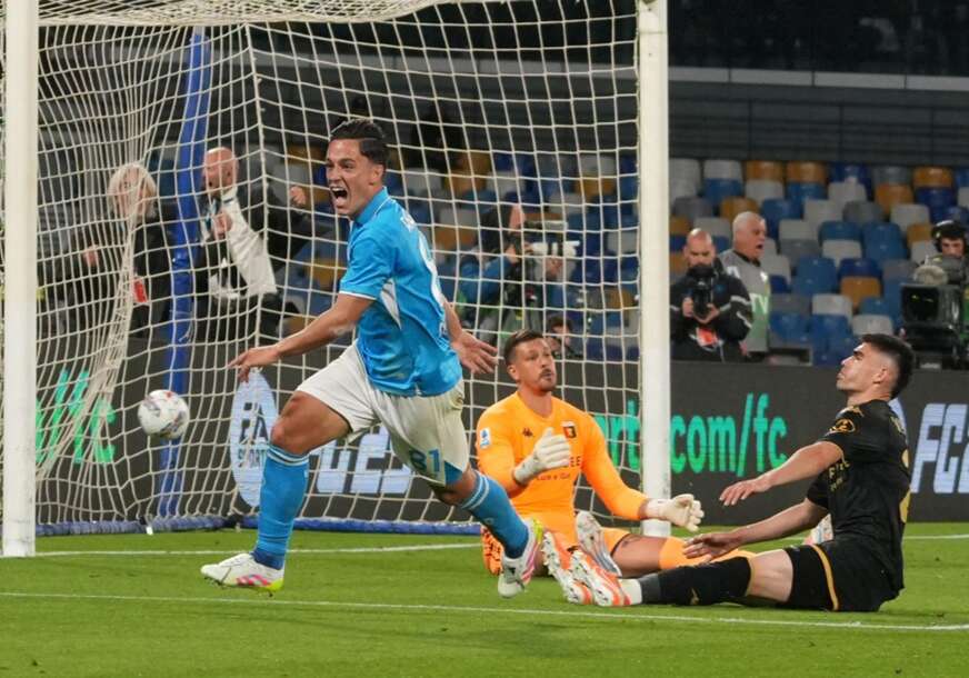 Đakomo Raspadori slavi gol Napolija protiv Đenove