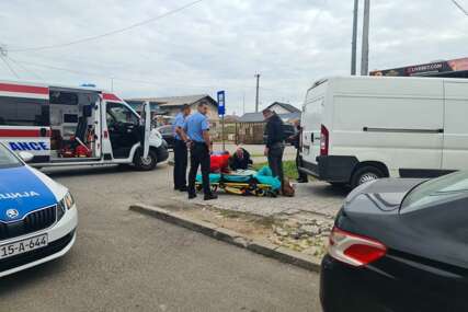 (FOTO) NESREĆA KOD LAKTAŠA Kombi udario ženu, Hitna pomoć na mjestu udesa