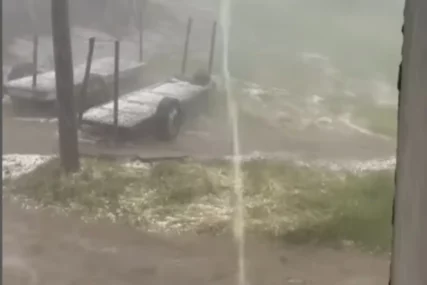 (FOTO, VIDEO) APOKALIPTIČNI PRIZORI Nevrijeme s kišom, ledom i jakim vjetrom zahvatilo Srbiju, RIJEKE NA ULICAMA, automobili stoje na auto-putu