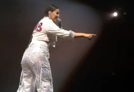 (VIDEO) „ZNATE LI KOLIKO JE GODINA PROŠLO“ Nina Badrić na početku koncerta u Areni imala posebnu molbu za publiku