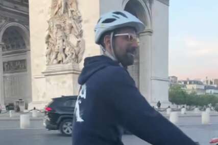 Novak Đoković vozi bicikl u Parizu