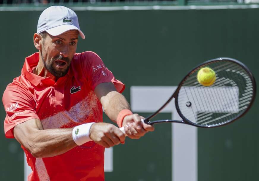 Novak Đoković udara lopticu