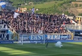 LETJELE BAKLJE I PETARDE Falili centimetri da golman Crvene zvezde nastrada u Novom Pazaru