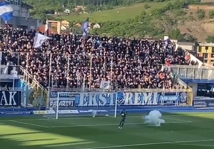 petarda na utakmici Novi Pazar - Crvena zvezda pala pored golmana