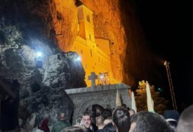 NESTVARNE SLIKE IZ MANASTIRA Hiljade vjernika čeka da se pokloni moštima Svetog Vasilija Ostroškog