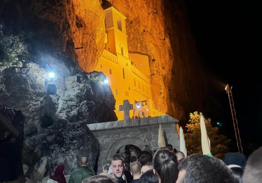NESTVARNE SLIKE IZ MANASTIRA Hiljade vjernika čeka da se pokloni moštima Svetog Vasilija Ostroškog