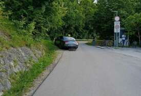 (FOTO) Nema tu ni "š" od šetača: Umjesto na parking, BAHATI VOZAČ auto ostavio tik uz  rampu prema Banj brdu