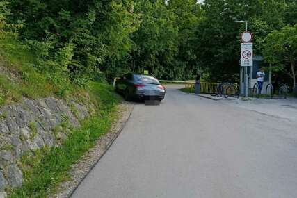 (FOTO) Nema tu ni "š" od šetača: Umjesto na parking, BAHATI VOZAČ auto ostavio tik uz  rampu prema Banj brdu