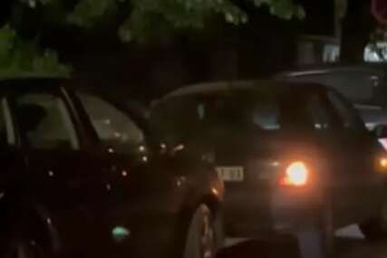 (VIDEO) "ČUJE SE KAKO PUCA, JADNI LJUDI" Žena pokušala da se parkira, pa izudarala sve automobile koji su joj se našli na putu, ali nije odustala