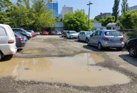 Prašina ljeti i lokve zimi postale SVAKODNEVNICA BANJALUČANA: Obećani parking na Paskolinoj ciglani i dalje samo mrtvo slovo na papiru