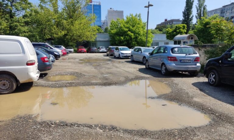 Prašina ljeti i lokve zimi postale SVAKODNEVICA BANJALUČANA: Obećani parking na Paskolinoj ciglani i dalje samo mrtvo slovo na papiru