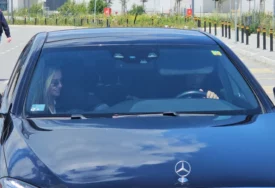 (VIDEO) Krio se kapuljačom: Breskvica ljubi DEČKA POLICAJCA, bacila mu se u zagrljaj čim je ušla u bijesni džip