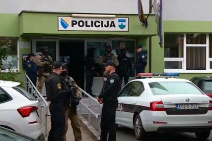 (VIDEO) Detalji akcije FUP u Sanskom Mostu: Policajci uhapšeni u uniformama na radnom mjestu