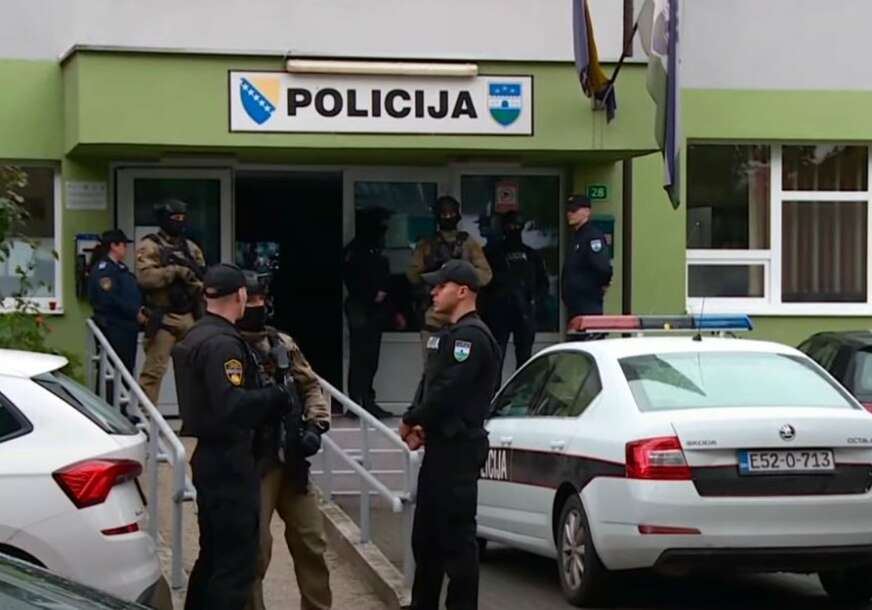 (VIDEO) Detalji akcije FUP u Sanskom Mostu: Policajci uhapšeni u uniformama na radnom mjestu
