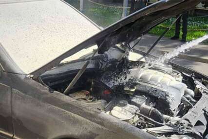 (FOTO) Dim i plamen usred dana: Gorio "mercedes" u centru Banjaluke