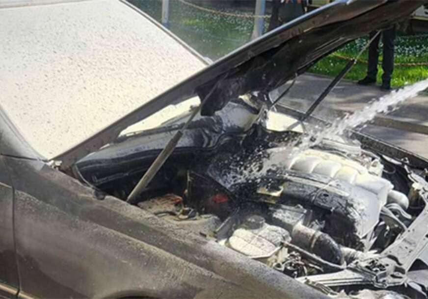 (FOTO) Dim i plamen usred dana: Gorio "mercedes" u centru Banjaluke