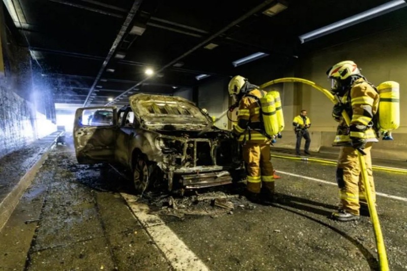JEZIV PRIZOR IZ TUNELA Austrijski vatrogasci spasli život vozaču iz BiH, automobil izgorio u potpunosti