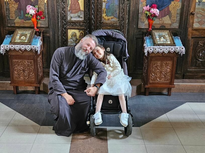 Sveštenik Predrag Popović sa djevojčicom Anđelom