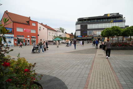 (FOTO) "Prijedor pretvoren u crnu rupu Republike Srpske" Plate kasne, radnici prijete štrajkovima i kažu da im je "gore nego u ratu"