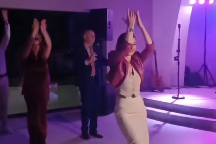 (VIDEO) Matura za pamćenje u Prijedoru: Profesori IZVELI PLES IZNENAĐENJA za svoje maturante