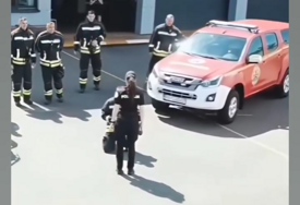 (VIDEO) Romantika ne bira ni mjesto ni vrijeme: Vatrogasac Mićko ZAPROSIO POLICAJKU Draganu pred kolegama