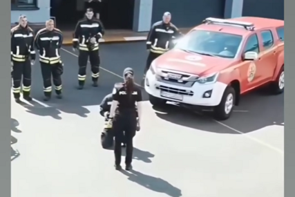 (VIDEO) Romantika ne bira ni mjesto ni vrijeme: Vatrogasac Mićko ZAPROSIO POLICAJKU Draganu pred kolegama