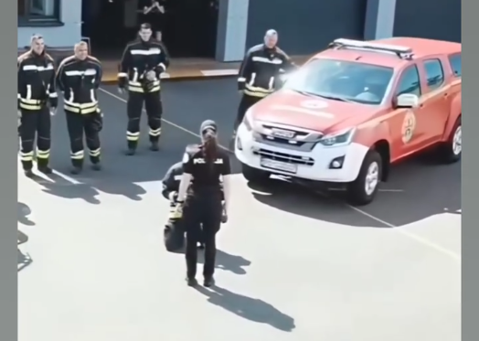 (VIDEO) Romantika ne bira ni mjesto ni vrijeme: Vatrogasac Mićko ZAPROSIO POLICAJKU Draganu pred kolegama