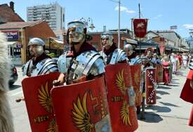 (FOTO)  OŽIVILI ANTIČKA VREMENA Parada legionara i gladijatora u Nišu otvorila prvi "Rimski festival"
