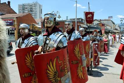 (FOTO)  OŽIVILI ANTIČKA VREMENA Parada legionara i gladijatora u Nišu otvorila prvi "Rimski festival"