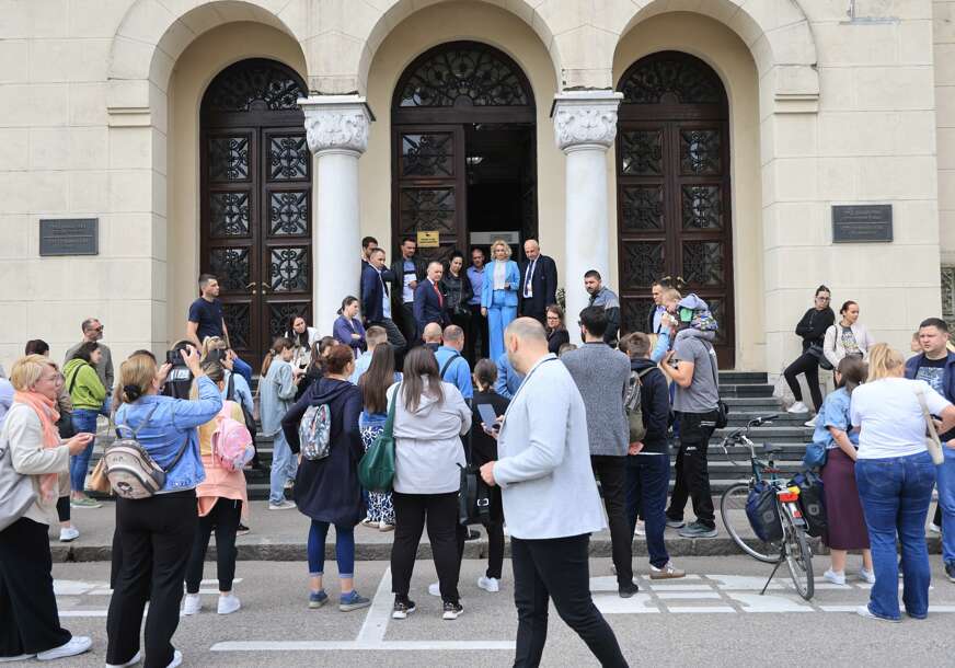 Roditelji zaprijetili novim protestom i poručili „Gradonačelniče, dugujete ukupno 630 KM za svako dijete, obaveze isplatite u CJELOSTI“