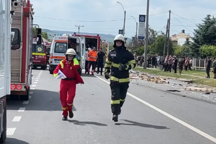 (VIDEO, FOTO) U stravičnom udesu učestvovalo 29 osoba: Doktorka i njen muž vatrogasac IZVELI HEROJSKO SPASAVANJE "Ljudi pali po putu, ranjeni"