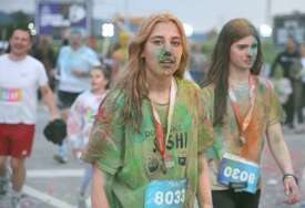 (VIDEO, FOTO) Banjaluka večeras u bojama: Spektakularni Nektar Color Fun Run OBOJIO GRAD