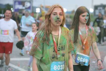 (VIDEO, FOTO) Banjaluka večeras u bojama: Spektakularni Color Fun Run OBOJIO GRAD