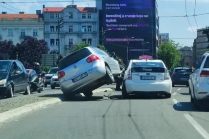 (VIDEO) "Njutn na aparatima" Automobil se POPEO NA TAKSI, ljudi u nevjerici