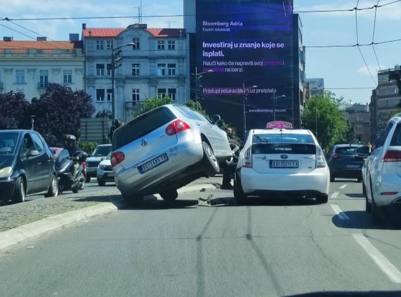 Auto se popeo na taksi