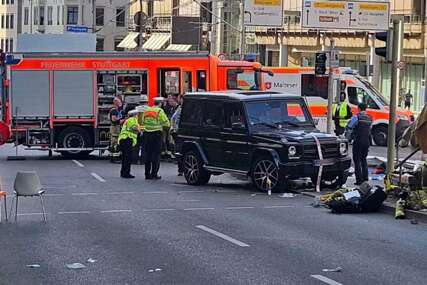 (VIDEO) ŽENA PODLEGLA POVREDAMA U tragičnoj saobraćajnoj nesreći u Štutgartu 8 osoba je povrijeđeno, vozač “mercedesa” uhapšen