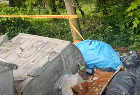(VIDEO) Ne pomažu ni kamere ni prijave: Stanari u ulici Alekse Šantića i dalje ZATRPANI SMEĆEM, iako snimci otkrivaju ko stvara DIVLJU DEPONIJU