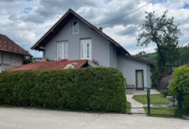 "TATA BIJE MAMU" Ovo je terasa sa koje je bivši robijaš gurnuo suprugu, a potom i komšinicu, jezivo nasilje posmatralo dijete (6)