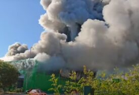 (VIDEO) EKSPLOZIJE U KAŠTELIMA Gust crni dim prekrio oblake, buknuo veliki požar u skladištu