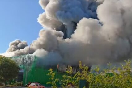 (VIDEO) EKSPLOZIJE U KAŠTELIMA Gust crni dim prekrio oblake, buknuo veliki požar u skladištu