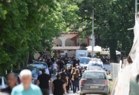 TOPOLA ZAVIJENA U CRNO Selom odzvanjaju jecaji za porodicom Jokić, mještani u redovima ispraćaju stradale na vječni počinak