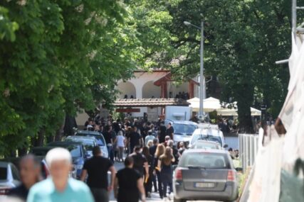 TOPOLA ZAVIJENA U CRNO Selom odzvanjaju jecaji za porodicom Jokić, mještani u redovima ispraćaju stradale na vječni počinak