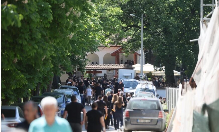 TOPOLA ZAVIJENA U CRNO Selom odzvanjaju jecaji za porodicom Jokić, mještani u redovima ispraćaju stradale na vječni počinak