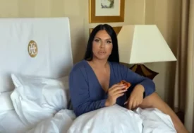 (VIDEO) "SVJESNA SI DA ĆE OVO VELJKO DA VIDI?" Seku Aleksić snimao saradnik u krevetu hotelske sobe kako jede picu