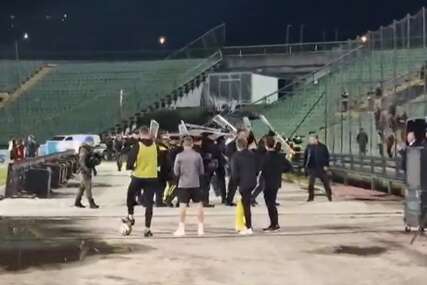 (VIDEO) Gađali ih nakon meča: Navijači Sarajeva ogorčeni na sudije