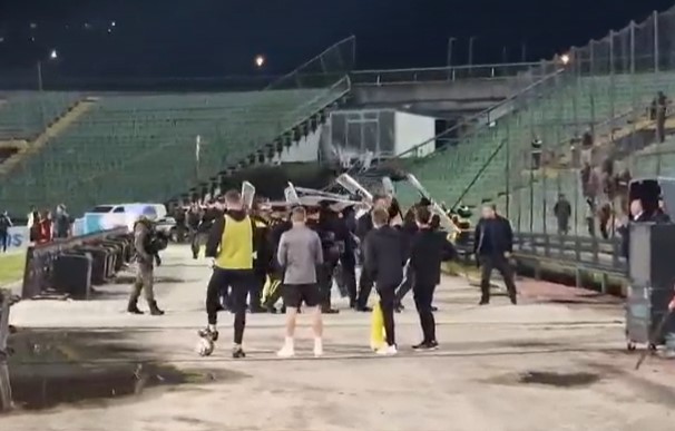 (VIDEO) Gađali ih nakon meča: Navijači Sarajeva ogorčeni na sudije