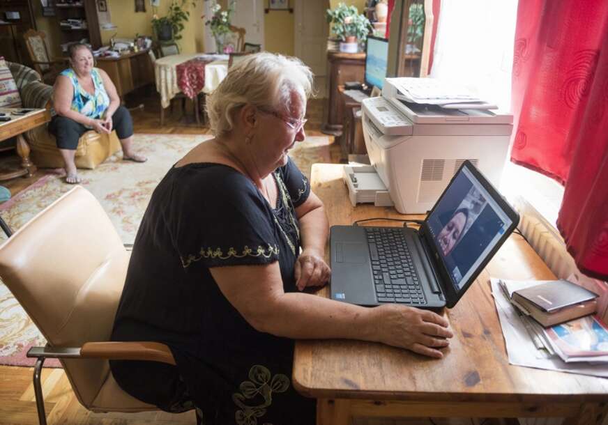 žena razgovara preko Skajpa